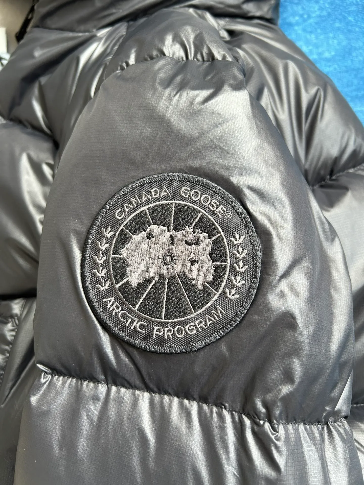 P820 ​​Black Black Label Style No.: Y111 𝘾𝘼𝙉𝘼𝘿𝘼 𝙂𝙊𝙊𝙎𝙀/Canada Goose 2023 Limited New Crofton Puff Down Jacket Pure Guangzhou Inspection 80 White Duck Down Filling‼  Top version, ceiling level‼ Crofton soft bread, the latest style in 2023, has a cold protection effect of up to level 4. It is made of recycled Feather-Light tear-resistant fabric. It is ultra-light and has no weight on the upper body at all! The unique black label highlights your temperament‼  Canada Goose, a Canadian brand, has always been recognized as the warmest down jacket. Various Instagram celebrities, Internet celebrities, and celebrities often wear it for street photos. I do Canada Goose every year, but I still can’t get rid of my love for the geese. No matter how cold the winter is, there is no need to be afraid, because there are geese! Filled with 80% white duck down, Canada Goose is the legendary warmest down jacket and is known as a must-have for Arctic outdoor sports! The most popular down jacket in the world, celebrities are rushing to buy it, it is a must-have! Same style for men and women Size: S~XXL